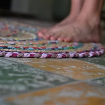 Blote voeten op een gevlochten kleed