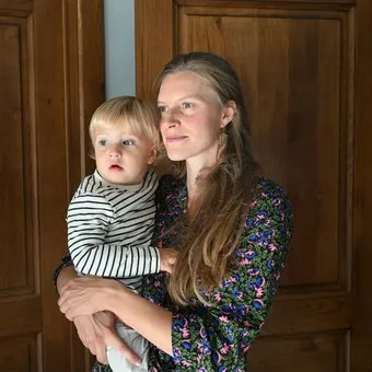 Linde met haar zoontje op de arm